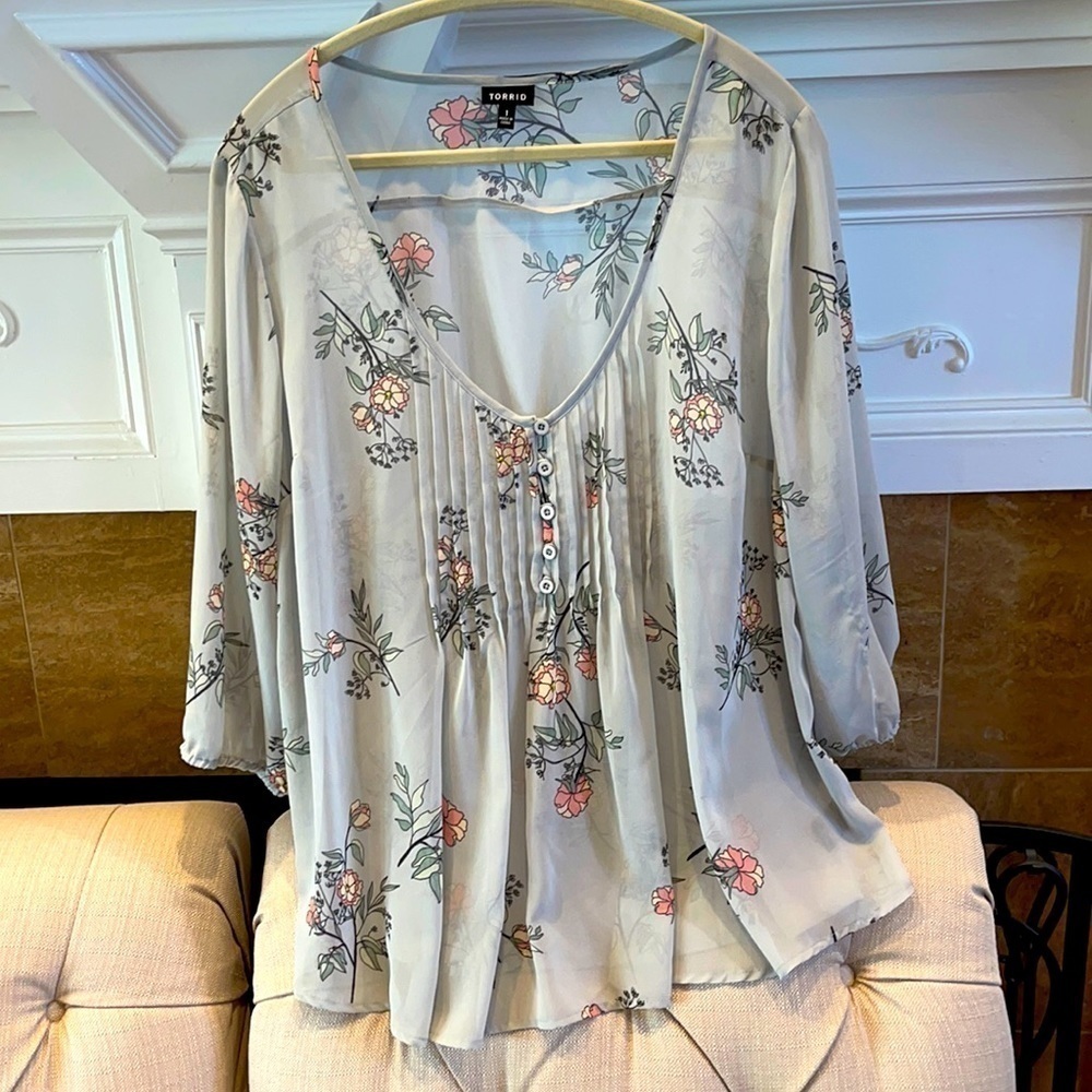 X: Torrid Gray Floral Popover 3/4 Sleeve Blouse